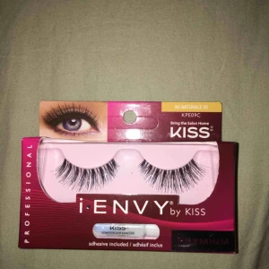  - Oanvända fransar av ’Kiss’ i modellen naturlig 02 Lim finns med. 