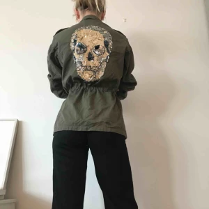  - Vintage militär jacka / skjorta med paljett broderad döskalle på ryggen