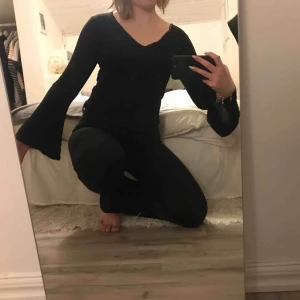  - Mycket fin vardagstop med utsvängda ärmar från Nelly.com. Mycket fint skick! Köparen står för frakten på 36:- & betalning sker via swish! 💕