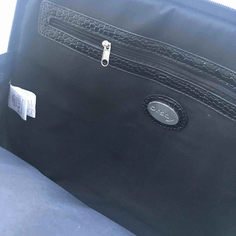 Helt ny elegant lack laptop väska med tre stora fickor från Orsay. Aldrig använd. Frakt kommer!. Väskor.