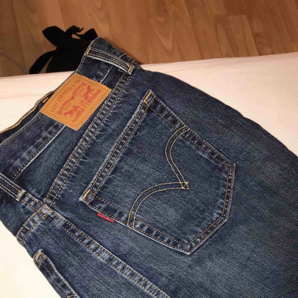 Säljer nu min älskade Levis kjol då den blivit för liten  :( inköpt sommaren 2018 och användes vid fåtal tillfällen. Den har ingen strech utan är 100% jeans. Inköpt på Nelly.com för runt 600<3. Kjolar.