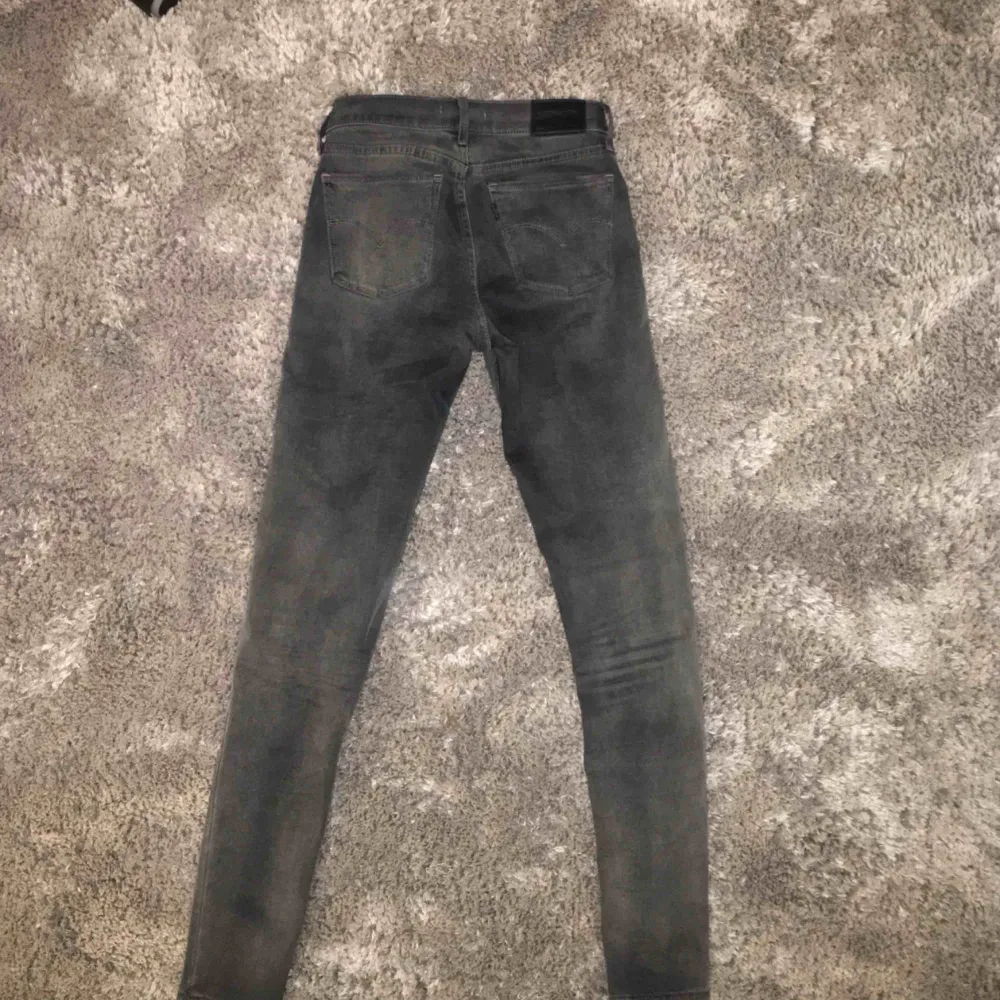 Gråa o stretchiga jeans från Levi’s, storlek 26 i midjan, skulle gissa på 32 i längd. Modellen heter 710 super skinny. Skitsnygga o man får bra rumpa! . Jeans & Byxor.