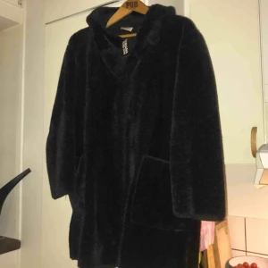  - En fluffig jacka mörkgrå från humana (med luva) Prislapp kvar. Nyköpt. Saknades en knapp längst ner vid jackan vid köp. (Köpare står för frakt)