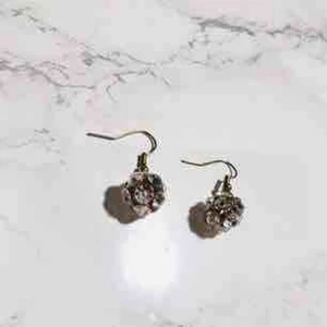  - Ett par örhänge, kommer inte direkt ihåg vart i från. Frakt förekommer. (Kan mötas upp)