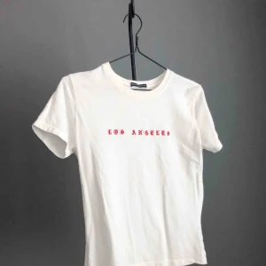  - Vit t-shirt med Los Angeles broderi från Brandy Melville 🌴☀️ Provat hemma 1 gång, så basically ny! Frakt: 20kr eller mötas upp i Stockholm
