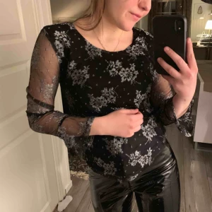  - Superfin topp som passar perfekt till fest. Sparsamt använd, ungefär 2 gånger