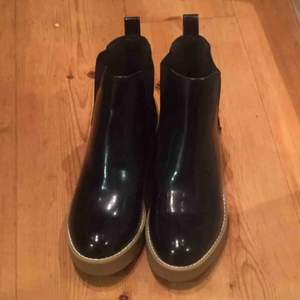 Superfina blanka skor. Funkar bra även i regn. Använda en gång (typ 300m). Säljes pga för liten storlek. 