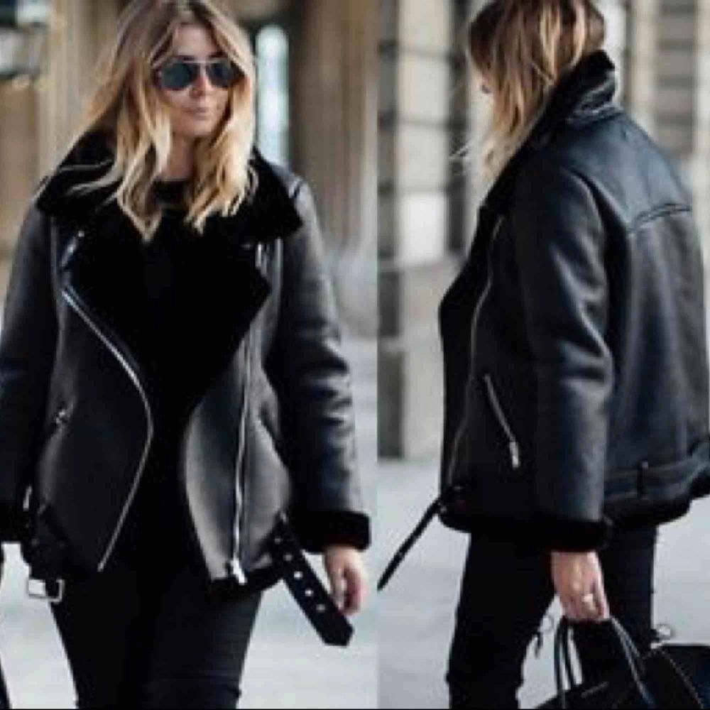 Populär svart jacka från Zara i storlek M! Chic stil med lite oversize touch! Jätte fin och varm! :) Jackan finns uppe på flera sidor!. Jackor.