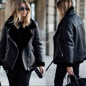 Populär svart jacka från Zara i storlek M! Chic stil med lite oversize touch! Jätte fin och varm! :) Jackan finns uppe på flera sidor!