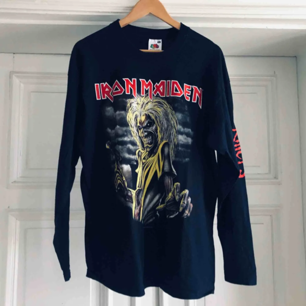 Iron Maiden Killers långärmad tröja i trevligt använt skick. Kan hämtas i Uppsala eller skickas mot fraktkostnad  . T-shirts.
