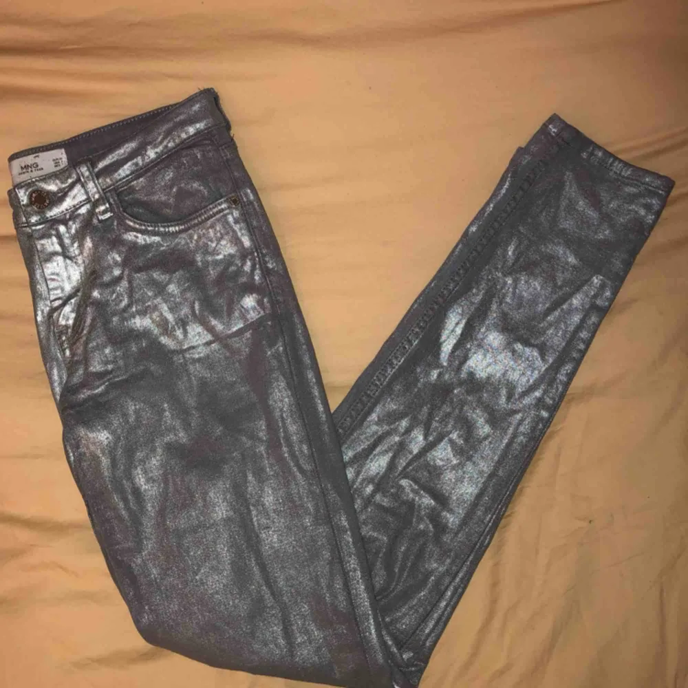 Silvriga stretchiga jeans från Mango i storlek 34! Köpare står för frakt✨ . Jeans & Byxor.