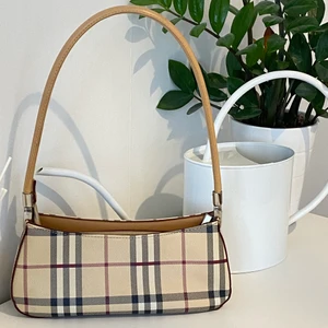 Axelväska - Buda i kommentarerna! Budgivning avlutas på fredag klockan 22‼️‼️Buden är +frakt om man inte kan mötas upp i Stockholm! 