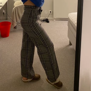 Stradivarius plaid trousers - Säljer dessa byxor som jag köpte på stradivarius i Spanien för ca 1.5 år sedan. Jättefina, högmidjade och bekväma byxor!! Använt byxorna ca 2ggr sedan jag köpte dem. Fraktkostnader tillkommer. 