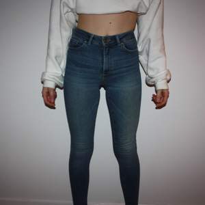 HIGHER Superflex Ankle jeans ”Jerry” från BIKBOK. Storlek small. Endast använda 1 gång. Jättebra skick. Frakt kostar 62kr