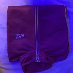 Armani kofta  - Armani kofta rosa jätte fin aldrig använt köpt för nån månad sen äkta! Hör av er för mer bilder :) 