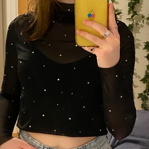 Nästan oanvänd mesh top  - Denna mesh top från H&M köpte jag endast för ett tillfälle och jag har inte haft någon användning av den efteråt. Den är svart genomskinlig med diamanter på den. Tröjan är alltså i toppenskick😛