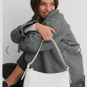 Väska från nakd - Väska från nakd. Säljer då jag fick två men den andra används väldigt mycket. Den är kvar i orginal påsen och inte öppnad☺️💗