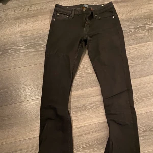Jeans - Sååå fina boutcut jeans från crocker. Älskar dem men är tyvärr för små nu. Dem är i storlek waist 27 och lenght 35. ❤️ Ny pris 800kr.