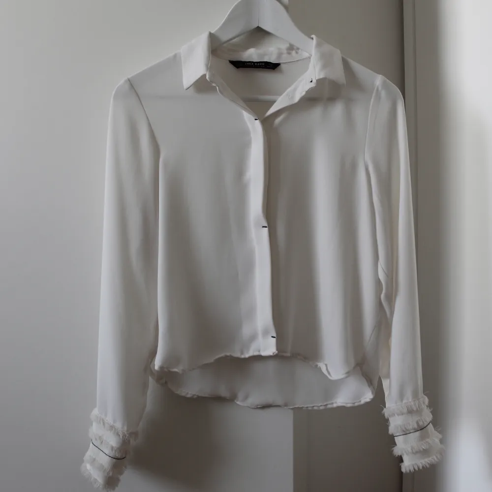 Croppad vit skjorta med snygga detaljer. Använd ett fåtal gånger. Nypris: 399 kr. Skjortor.