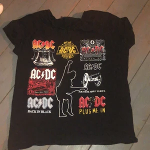 AcDc t-shirt  - Svart med AcDc tryck, stl xs, ansvälld fåtalet gånger då det inte är min stil. Köparen står för frakt!