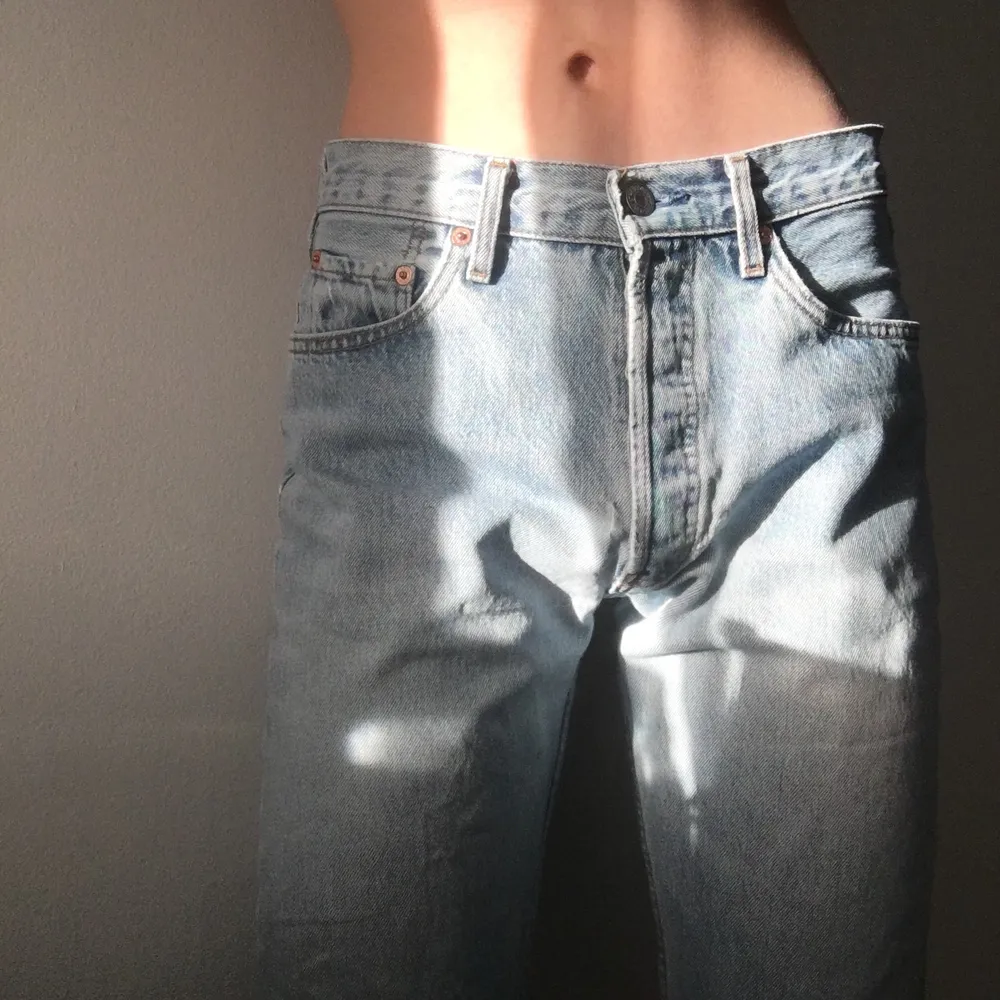 Baggy lowrise Levi’s 501 jeans med raka ben. Dem har slitningar i knäna (skriv för bild). Jättesnygg passform. Dem är ihopsydda på rumpan vilket ger karaktär men inte som man lägger märke till. Str 30/34 men sitter som 27/34. Frakt tillkommer 🥰. Jeans & Byxor.