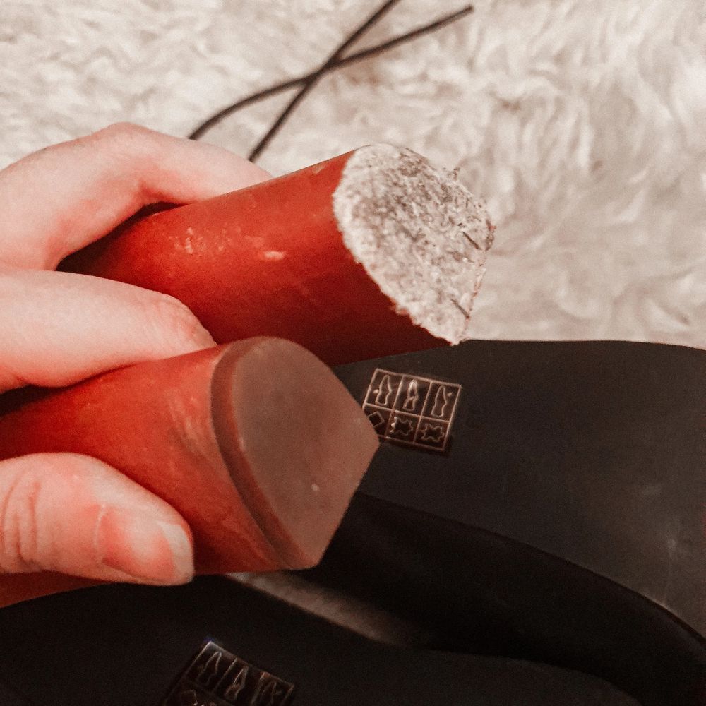 Jeffery Campbell. Använda 1 gång för 6 år sedan. Gick dock länge med dom bland New Yorks gator så ena gummiklacken gick av, (bild 3,) så varit för lat för att fixa och nu är jag för gammal för dessa ikoniska skor. Att fixa sulan kostar inte mycket. Dom är väldigt sköna att gå i och känns inte höga alls tack vare den höga framsulan! Nypris * se bild 2. Mina kostade nya 2100kr. . Skor.