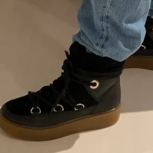 Skor inuikii  - Säljer nu dessa skor i nyskick som liknar inuikii. Köpta för 1200kr på scorett, har kartongen kvar. Säljer för 600kr, kan mötas upp i Täby och Stockholm.