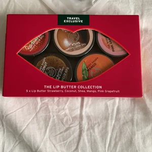 Lip butter från the body shop - Säljer 5 st (!!) lip butters från the body shop med 10 ml styck ❤️ hela paketet innehåller alltså 50 ml lip butter i härliga dofter 🍓🥥🥭💕🌰 köptes för 175 kr men säljer för endast 30🥵