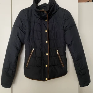 Vila jacka - Snygg och stilren höstjacka från Vila, storlek 36. Perfekt allround jacka som passar i alla tillfällen. Buda privat!