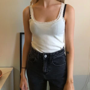 Snyggt linne med spetsdetalj - Tunt gräddvitt linne från Lyshi, lite genomskinlig. Storleken är okänd men den är mycket stretchig så bör passa XS, S och kanske M. Jag på bilden har XS i storlek. 