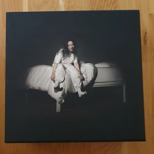 Billie Eilish - when we all fall asleep where do we go album - Aldrig spelad, men albumet har varit med i en flytt och kan vara smått skadad på kanterna. Med kommer vattentatueringar och 3 bilder, samt skivan.