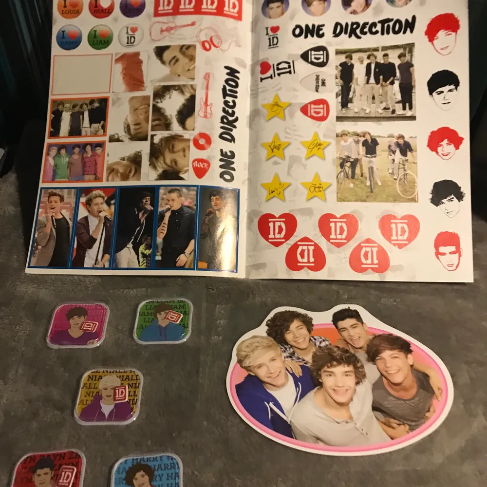 Säljer flera olika one direction merchandise från 2012. 5 ot5 pins. 5 ot5 armband. Ett 5so armband. Olika slags klistermärken. Samlarbilder, de stora har deras signaturer på och det finns två av varje medlem 0t5.  100kr för allt eller så är det olika priser på allt. Du betalar frakt eller möts upp. . Övrigt.