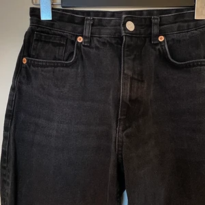 Trendiga momjeans - Supertrendiga ”momjeans” från Monki! Knappt använda pga köpte fel storlek.