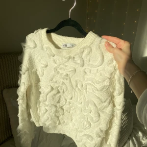 Stickad tröja med volanger🤎 - Supersöt stickad tröja med volanger från zara. Fint skick. Något croppad🤎