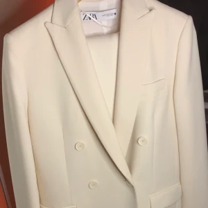 ZARA LIMITED EDITION KOSTYMSETT - HELT NYTT kostymsett från Zara. Har bara testat den men aldrig använt. Den kostade 2000kr och har kvitto på det. Det är inga fel på den om man vill ha närmare bilder så e det bara att skriva.                                                                              Bilderna är tagna från video från min insta shop därför dålig kvalitet, men fotar gärna mer om nån e intresserad. Har en instagram där jag postar mycket märkes kläder @denisekertesshop följ gärna o kolla om ni hittar nåt! 💖💖 BUDA!!! Börjar på 500:-