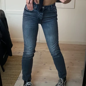Svart/Grå Jeans - Jättebekväma och snygga jeans i cool tvätt och färg köpta från Gina! Knappt använda och i jättebra skick