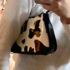 cowprint väska🐮🐮 - en super fin väska som tyvärr inte kommer till användning som ja har köpt på Shein!!✨ Den har en knappt synlig fläck på sig (sida 3)❤️ priset på väskan + frakt är 128kr. om fler är intresserade blir det budgivning i kommentarerna ❤️