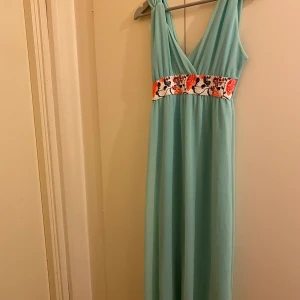 Klänning  - Har aldrig använt.