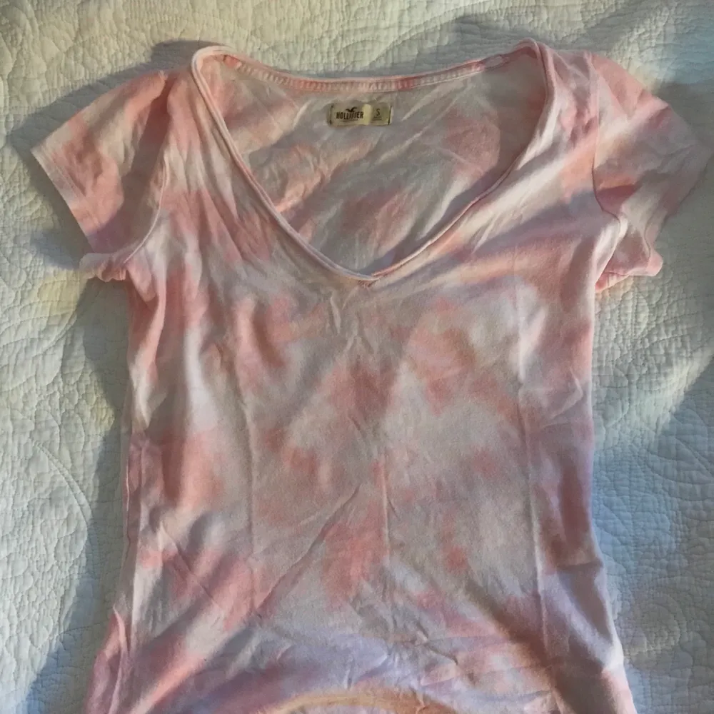 V ringad T-shirt med rosa tie dye från hollister. Storlek S. Ändast använd 1-2 gr och i väldigt bra skick. Säljer den då den var för stor på mig när jag köpte den och nu är den inte i min stil. Är en storlek xs själv och den sitter lite löst på mig (se första bilden). T-shirts.