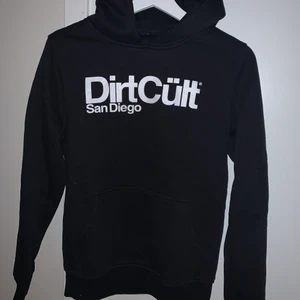 Dirtcut hoodie - Helt ny används typ 1 eller 2 gånger. Väldigt bra skick😊 250kr!