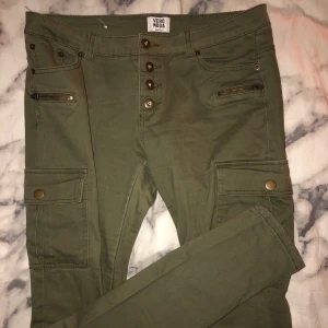 Cargo pants - Nya byxor, står ingen storlek men passar en m. 