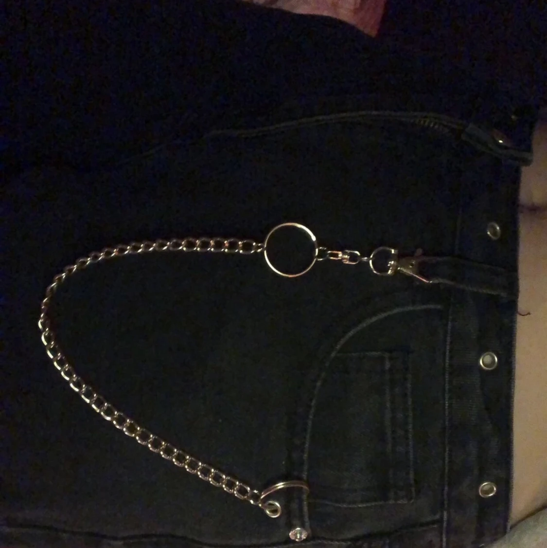 Svarta jeans med kedja från shein - 91