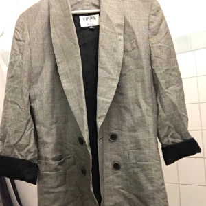 Rutig kavaj  - Grårutig kavaj med dubbelknäppning 