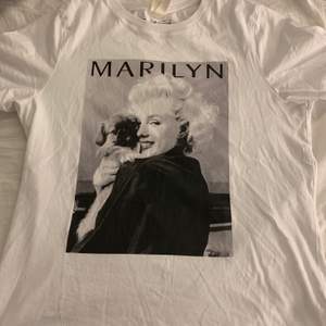 En jättefin Marilyn Monroe T-shirt från H&M. Använd fåtal gånger. Kommer ej till användning och därför säljer jag den:) priset är ej skrivet i sten!! vill gärna sälja alla kläder jag lagt ut så kika in min profil, massa fina kläder!