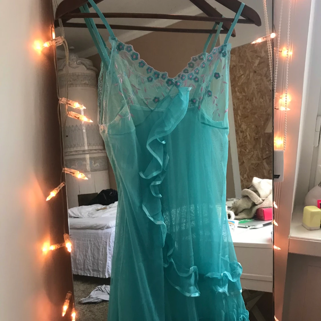 Klänning med volang 