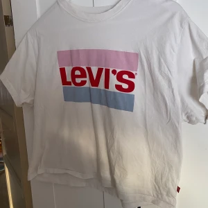levi’/ tröja strlk M - en vit levi’s tröja, som är lite kortare och vidare i modellen, inte använd jättemånga gånger, fint skick. plus frakt