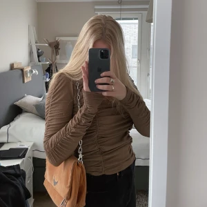 Zadig väska - Sparsamt använd Zadig väska. Kan bäras på axeln eller med ett väskband. Mycket utrymme.