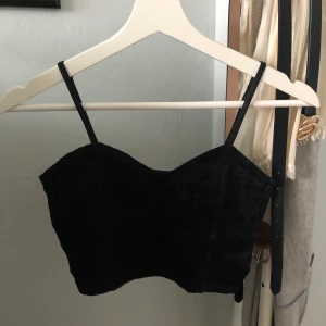 Snygg festlig topp - Riktigt snygg festtopp och funkar vid alla tillfällen🤩 Reglerbara band och spets på som inte syns bra på bilden