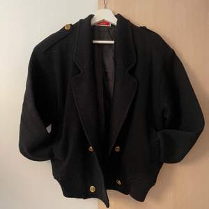 En fin svart vintage jacka som jag har köpt i Tokyo. Jackan har axelvaddar och är en storlek M. Kan mötas upp eller så står köparen för frakt (fraktkostnaden går att diskutera). 