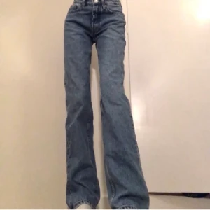 Raka zara jeans - Säljer dessa trendiga jeans från zara som tyvärr är för små för mig. De är i jättebra skick! Frakten är inkluderad i priset💖